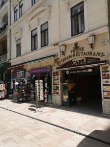 un magasin dans une rue de la ville en face d'un bâtiment dans l'établissement Apartment Váci, à Budapest