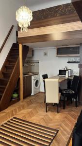 une cuisine avec une table et des chaises ainsi qu'un escalier dans l'établissement Apartment Váci, à Budapest
