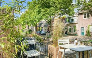 Un restaurant sau alt loc unde se poate mânca la Beautiful Home In Alkmaar With Kitchen