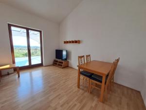 TV a/nebo společenská místnost v ubytování Apartments Pavlovic