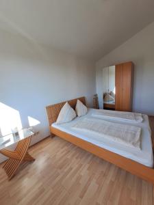 una camera con un grande letto e uno specchio di Apartments Pavlovic a Ninski Stanovi