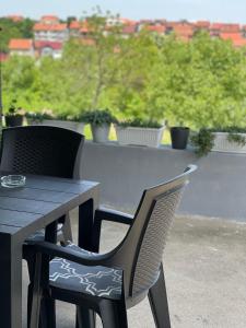 2 stoelen en een tafel op een patio met uitzicht bij Sobe kod bolnice Paprikovac in Banja Luka +18 foto's