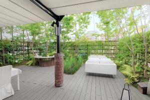 a patio with a white bath tub and a table at A10 hotel azabu ten in Tokyo