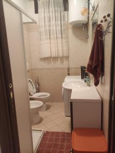 un piccolo bagno con servizi igienici e lavandino di Casa Dodò al mare di Soverato a Soverato Marina