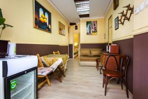- un salon avec un canapé et une table dans l'établissement Residence Art Guest House, à Plovdiv