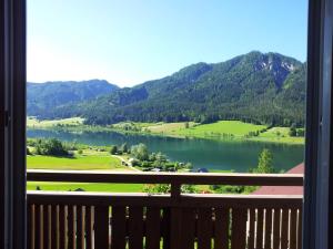 uma vista para um lago a partir de uma varanda em Kolbitsch am Weissensee ein Ausblick der verzaubert em Weissensee