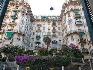 um grande edifício com flores em frente em Manarola apartament em La Spezia