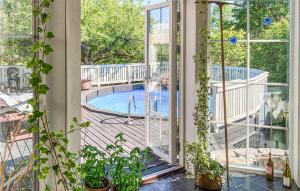 Výhled na bazén z ubytování Cozy Home In Skutskr With Outdoor Swimming Pool nebo okolí