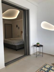 Ein Bett oder Betten in einem Zimmer der Unterkunft Serafina suite byArtistUnknown