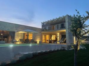 a house with a swimming pool in the yard at Villa Claudia in Kaštelir