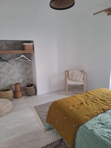 Llit o llits en una habitació de Maison dépaysante au calme Soyaux Angoulême
