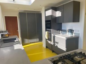 Kjøkken eller kjøkkenkrok på Stunning, Modern and Spacious House - Truro
