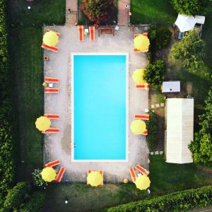 una vista aérea de una piscina con sombrillas en Podere Casalpiano, en Campiglia Marittima
