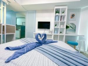 a blue blanket with a heart on top of a bed at LA CASA ALEYKA AZURE NORTH PAMPANGA BALI Tower 518 in San Fernando
