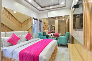 1 dormitorio con 1 cama, mesa y sillas en Aman International-A New Unit of Aman Continental, en Nueva Delhi