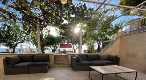 Posedenie v ubytovaní Luxury Seaside Villa with a classic Mediterranean Olive Garden, a fully equipped Professional Kitchen, Pool, Sauna, Padle Boards and Canoe - Miolin Beach House