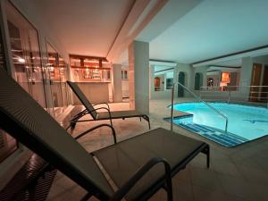 Bazén v ubytovaní Luxury Seaside Villa with a classic Mediterranean Olive Garden, a fully equipped Professional Kitchen, Pool, Sauna, Padle Boards and Canoe - Miolin Beach House alebo v jeho blízkosti