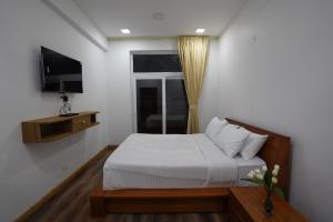 a bedroom with a bed and a window at Richfields in Ooty