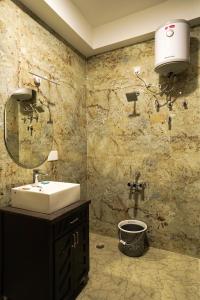 La salle de bains est pourvue d'un lavabo et de toilettes. dans l'établissement Richfields, à Ooty