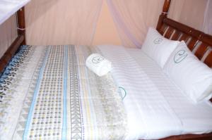 Postel nebo postele na pokoji v ubytování WAMALA RESORT HOTEL SSESE