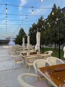 een rij tafels en stoelen op een patio met verlichting bij Ulug`bek Grand Hotel in Samarkand