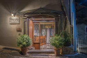 莫拉諾卡拉布羅的住宿－Albergo Merùo，门和两盆植物的入口