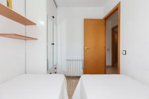 Postel nebo postele na pokoji v ubytování UHC Marathon Apartments