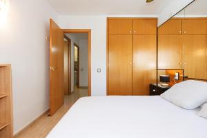 Postel nebo postele na pokoji v ubytování UHC Marathon Apartments