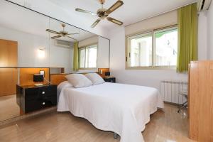 Postel nebo postele na pokoji v ubytování UHC Marathon Apartments