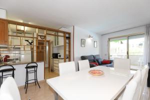 Kuchyň nebo kuchyňský kout v ubytování UHC Marathon Apartments