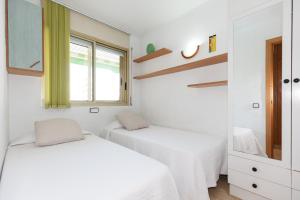 Postel nebo postele na pokoji v ubytování UHC Marathon Apartments