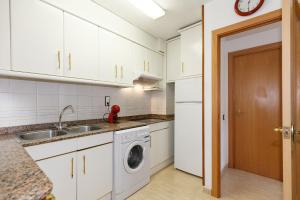 Kuchyň nebo kuchyňský kout v ubytování UHC Marathon Apartments