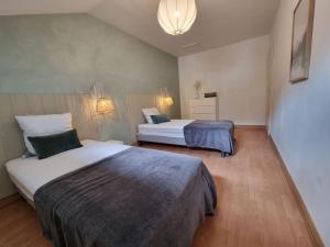 2 camas en una habitación de hotel con 2 camas en T4 O LAC Nantua 100m2 en Nantua