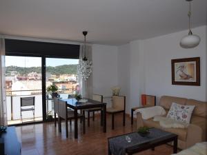 a living room with a table and a dining room at Alba in Sant Feliu de Guíxols