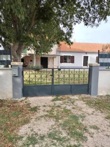 um portão em frente a uma casa em Holiday Home Nena em Drnis