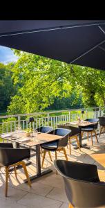 un gruppo di tavoli e sedie su un patio di 2tHEIMAT - Hotel & Restaurant a Morbach