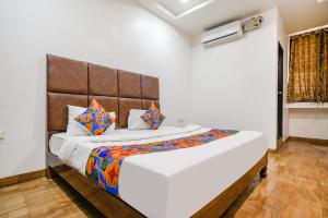 um quarto com uma cama grande num quarto em FabHotel S Pride em Indore