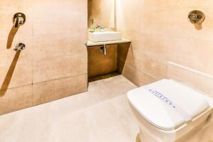 łazienka z toaletą i umywalką w obiekcie FabExpress Ascot International Andheri East w Bombaju