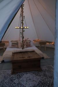 um quarto com uma cama numa tenda em Rescorla Retreats- Poldark em Mevagissey