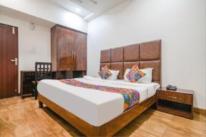 En eller flere senge i et værelse på FabHotel S Pride