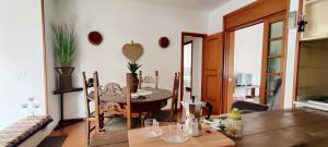 uma sala de estar com uma mesa e uma sala de jantar em Elegante appartamento a Cefalù em Cefalù