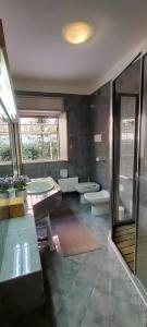 uma grande casa de banho com 2 WC e um chuveiro em Elegante appartamento a Cefalù em Cefalù