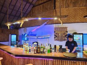 吉利阿尔Formosa Beach Club & Bungalow的站在餐厅酒吧后面的人
