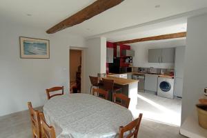 Η κουζίνα ή μικρή κουζίνα στο À l'ombre des Tilleuls