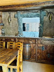 eine Küche mit einer Holztheke und einem Waschbecken in der Unterkunft Liel in Tbilisi City