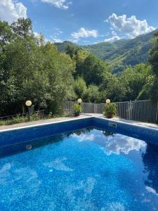 una piscina con vistas a las montañas en Chillhouse Bed & Breakfast, en Bakʼovo