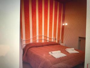 een slaapkamer met een bed met twee handdoeken erop bij Podere San Lorenzo in Terranuova Bracciolini