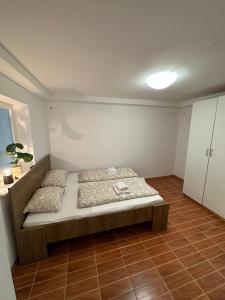 małą sypialnię z łóżkiem w pokoju w obiekcie Apartment 960 w Koprze