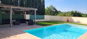 卡爾卡松的住宿－Carignan，围栏旁的院子内的游泳池