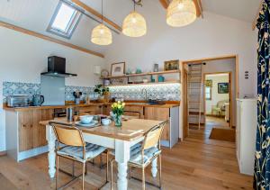 a kitchen and dining room with a table and chairs at Patagonia in Builth Road